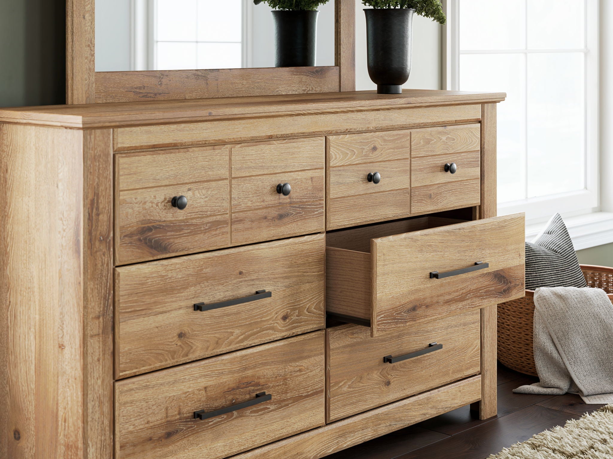 Makidern - Six Drawer Dresser, alternate view 9