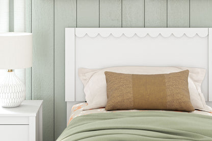 Hallityn - Panel Platform Bed, alternate view 4