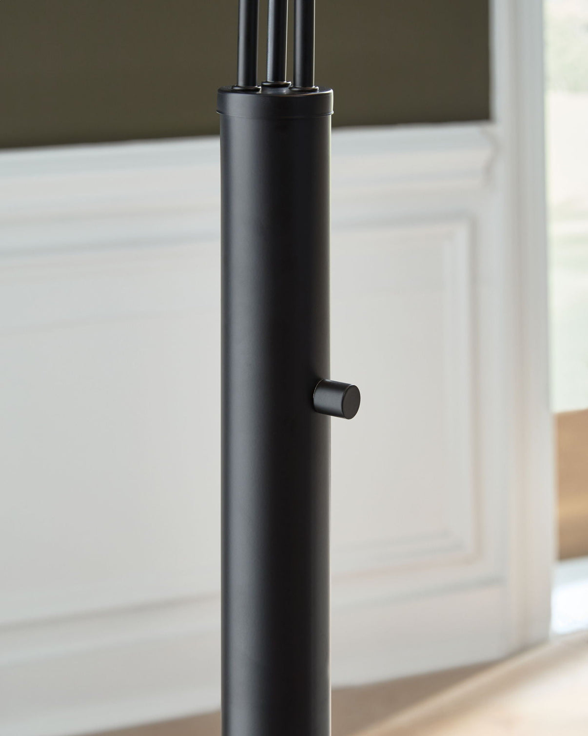 Gibbswellner - Metal Arc Lamp - Black - Signature Design by Ashley® - 2