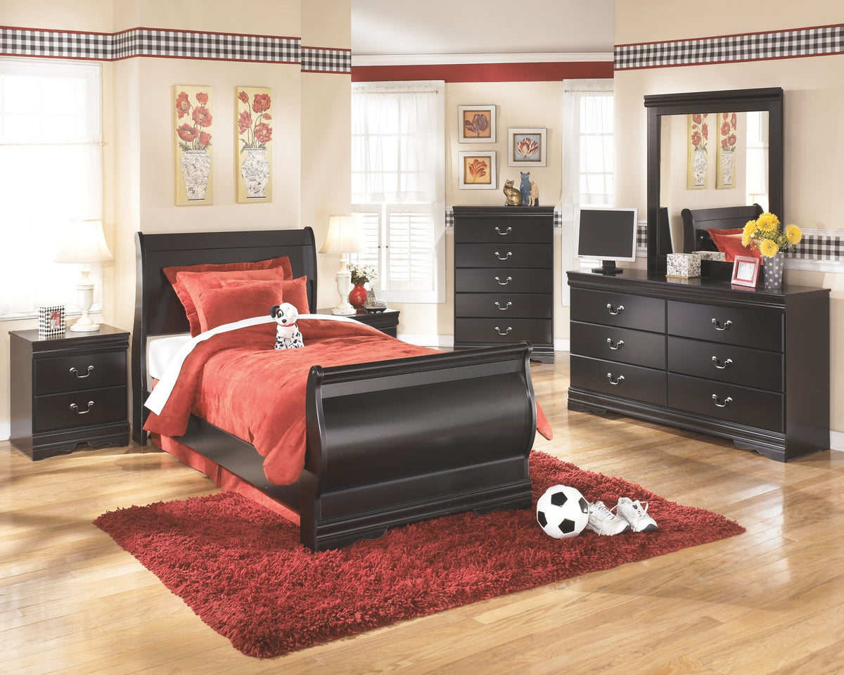 Huey Vineyard - Dresser, Mirror - Black - Signature Design by Ashley® - 2