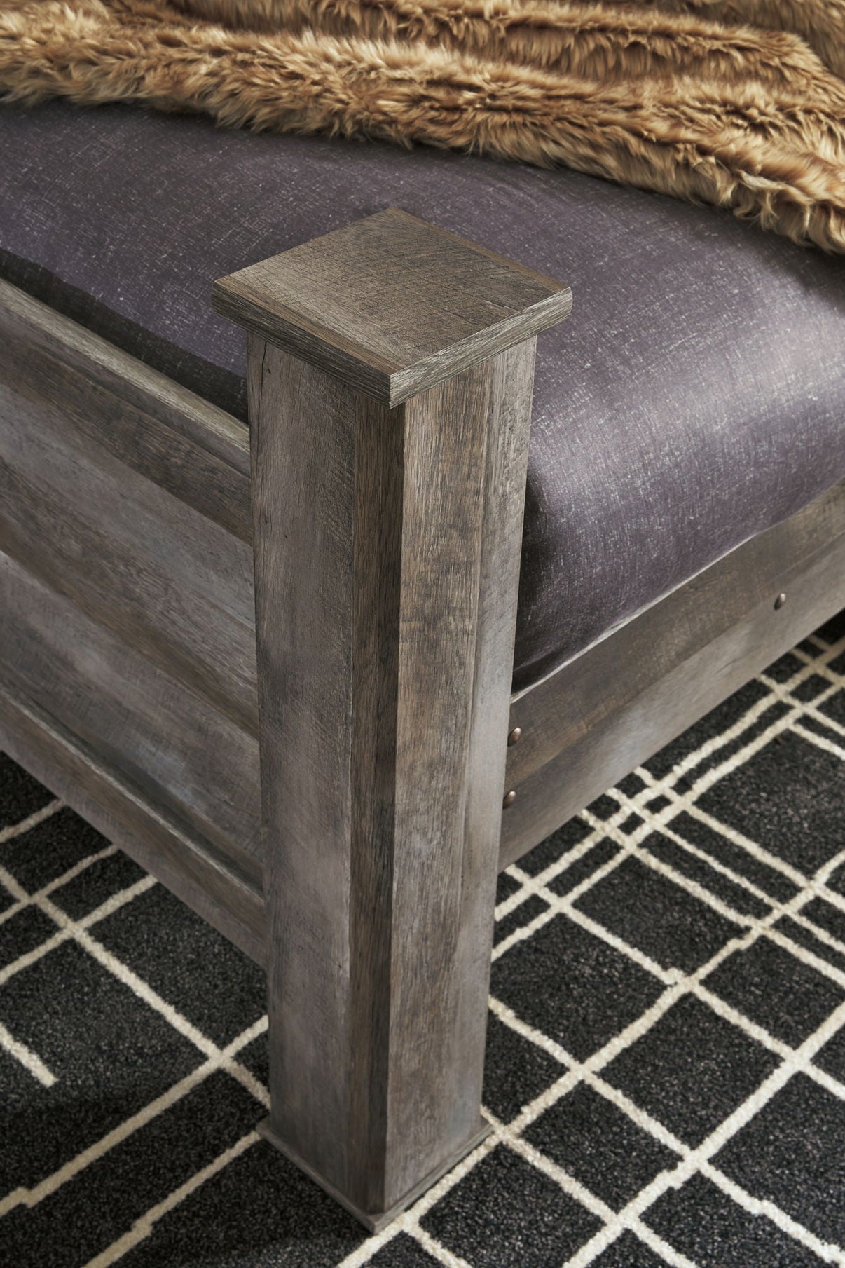 Wynnlow - Poster Bedroom Set - Signature Design by Ashley® - 3